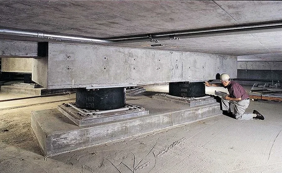 Diseño de Aislación Sísmica de Base en Chillán: Protección Estructural Avanzada