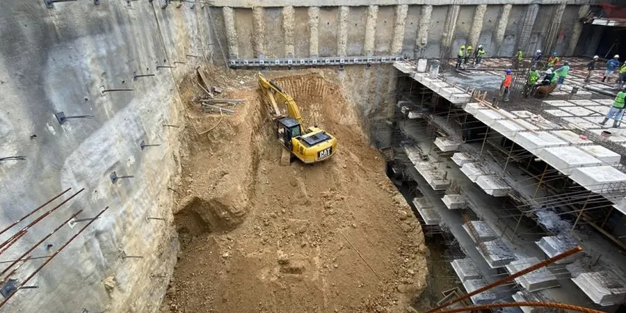 Diseño Geotécnico de Excavaciones Profundas en Chillán: Estabilidad desde la Base